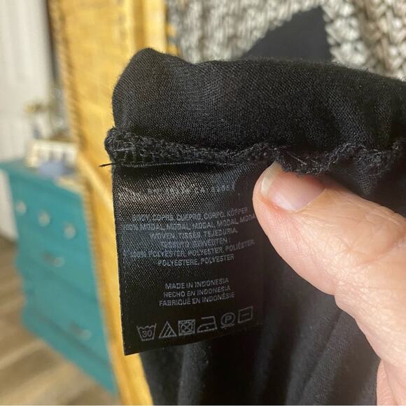 Little yellow button Black and Gray Asymmetrical Sleeveless Blouse large - Picture 3 of 5